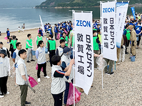 Coastal cleanup in the Cleanup Fukui campaign (Tsuruga Plant)