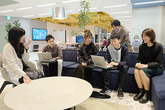 本社オフィスでの会議風景